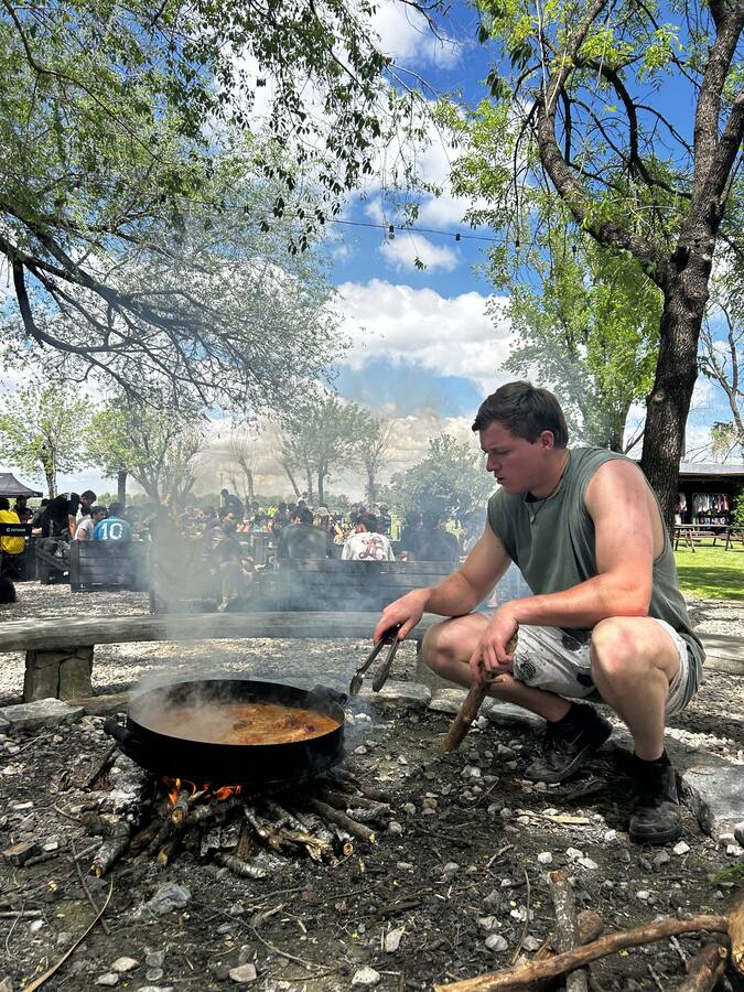 Javo Elizalde cocinando a fuego